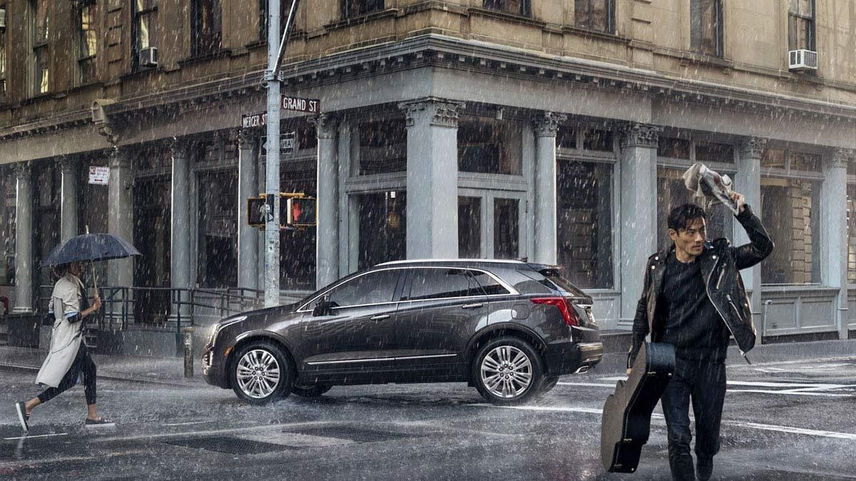 XT5 in the rain on a city street