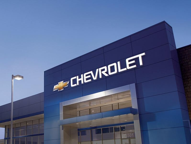 Un concesionario Chevrolet al atardecer.