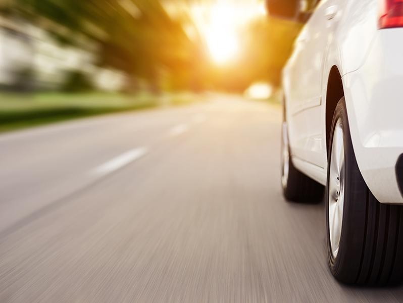  Coche en la carretera al atardecer