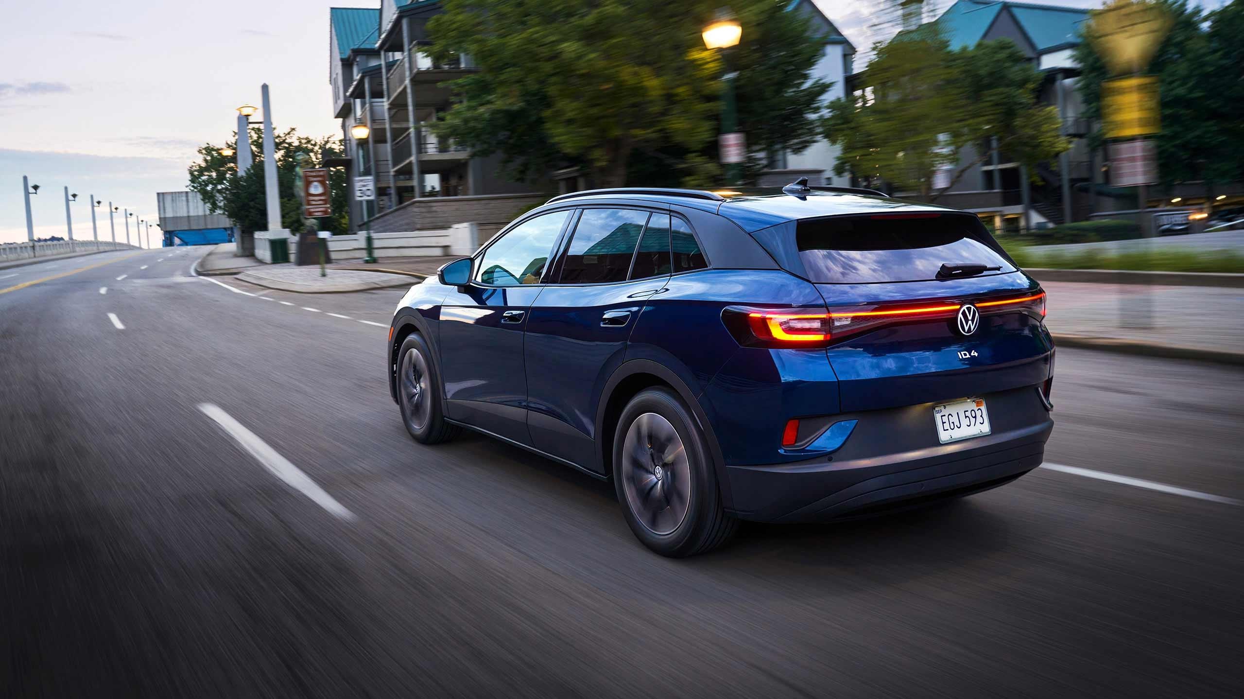 An ID.4 in Tourmaline Blue Metallic drives along a city street.