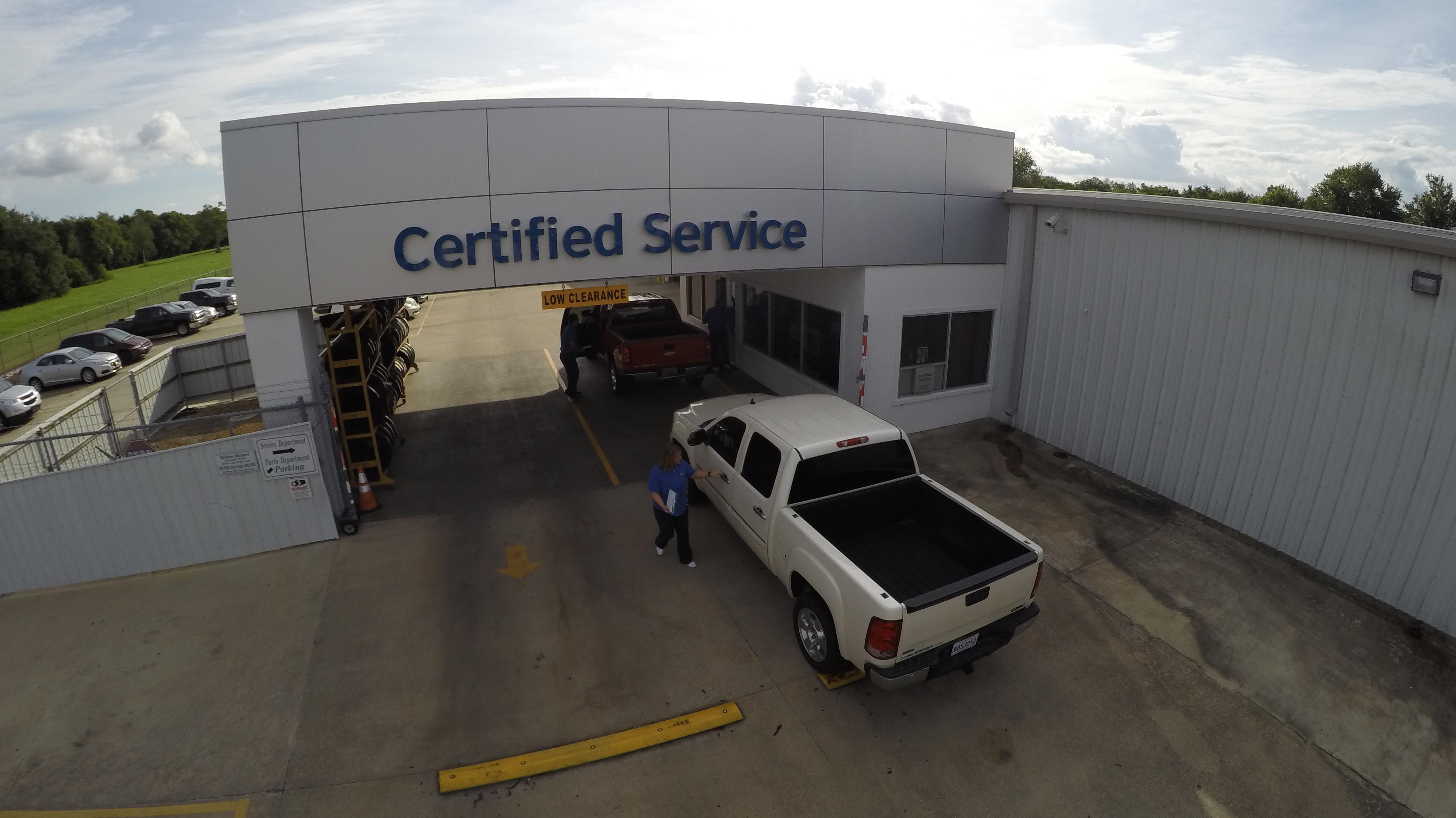 Chevrolet Certified Service Employee handing keys to women.
