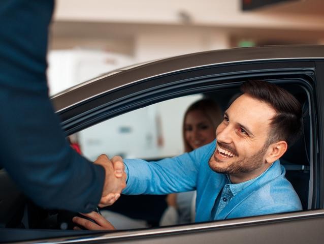 Couple-purchasing-a-car