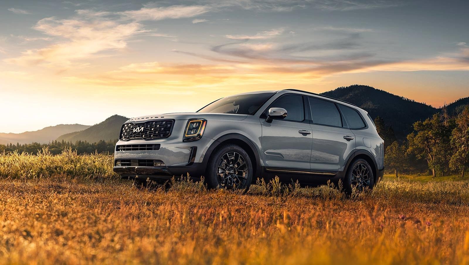 Kia telluride with mountains in background