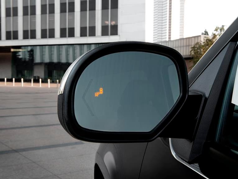 Safety image showing icons in the exterior side mirror.