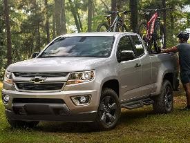 A man taking his bikes off of the 2018 Chevy Colorado