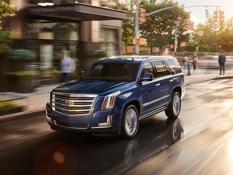 Cadillac Escalade 2018 conduciendo por la carretera.