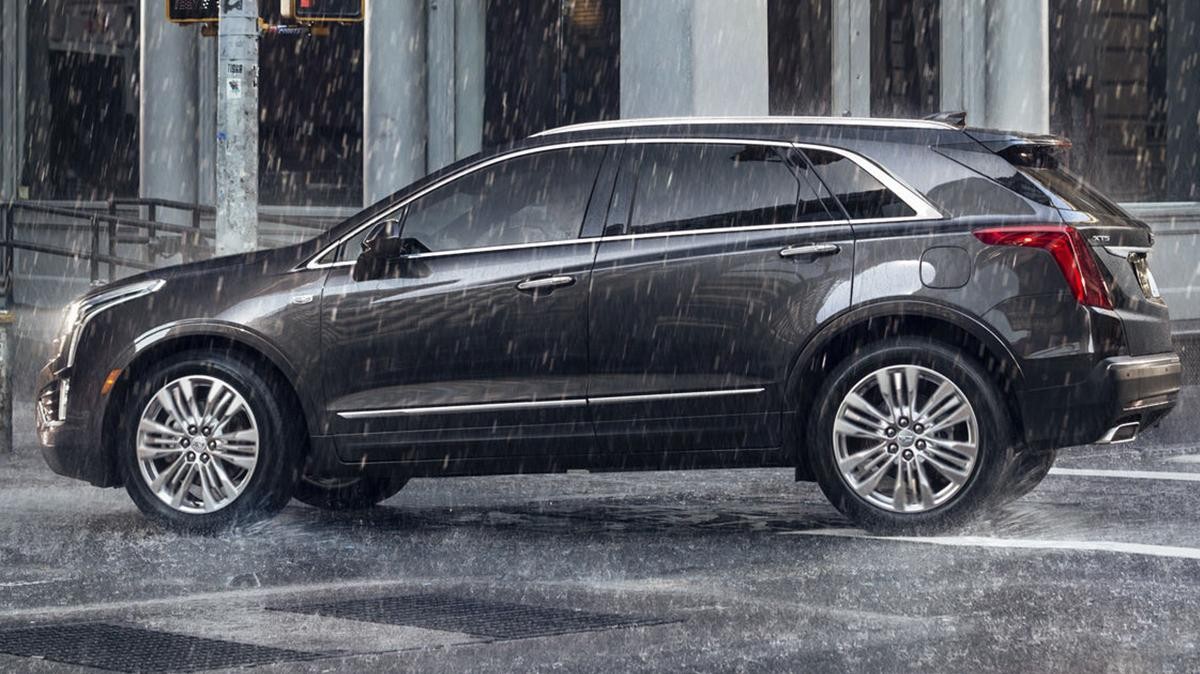 2018 Cadillac XT5 Crossover in rain.