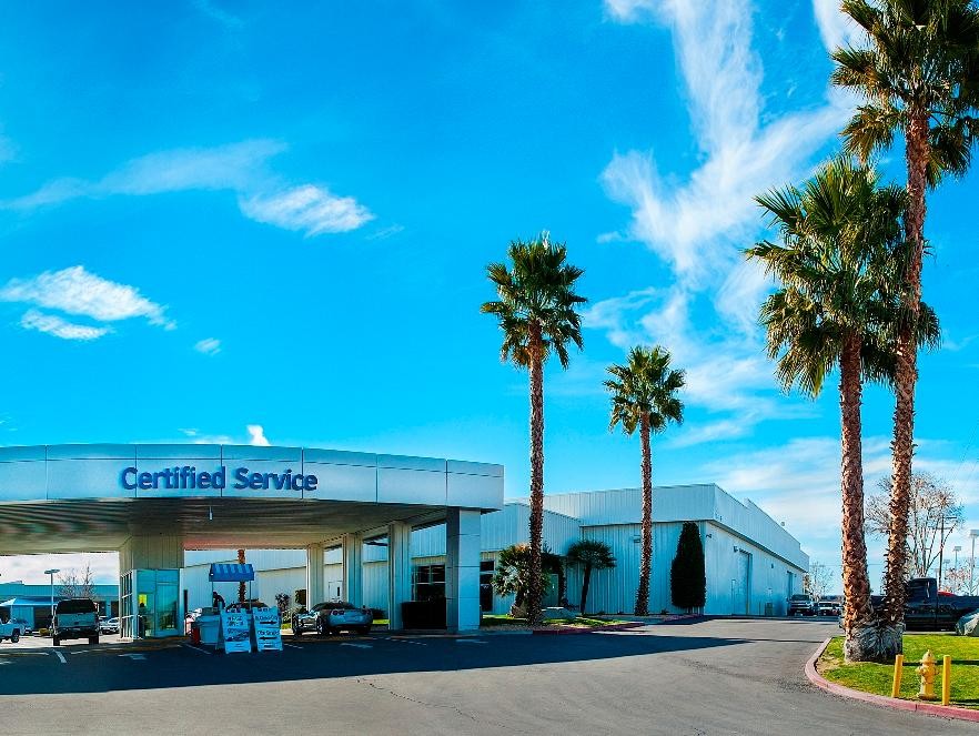  Certified Service Employee handing keys to women.
